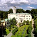 Pałac w Mysłakowichach z otaczającym go parkiem, na ujęciu z lotu ptaka